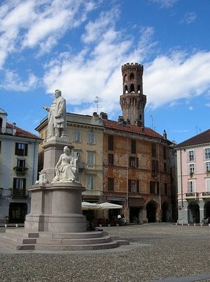 VERCELLI-veduta di piazza Cavour